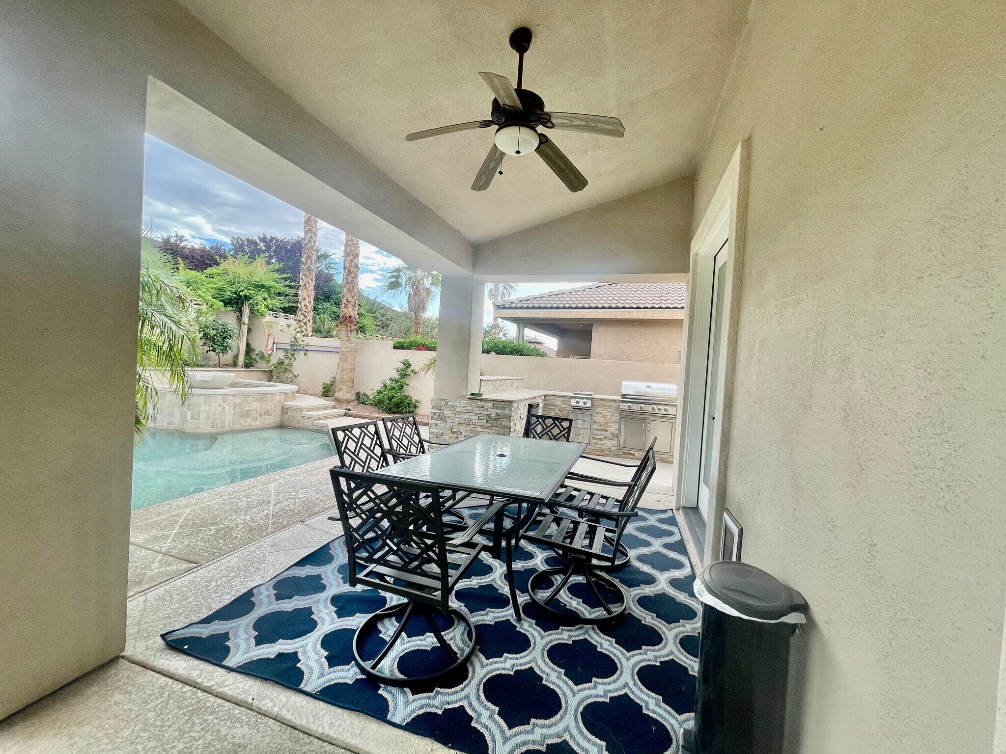 Building Photo - 331 W Sherwood Dr