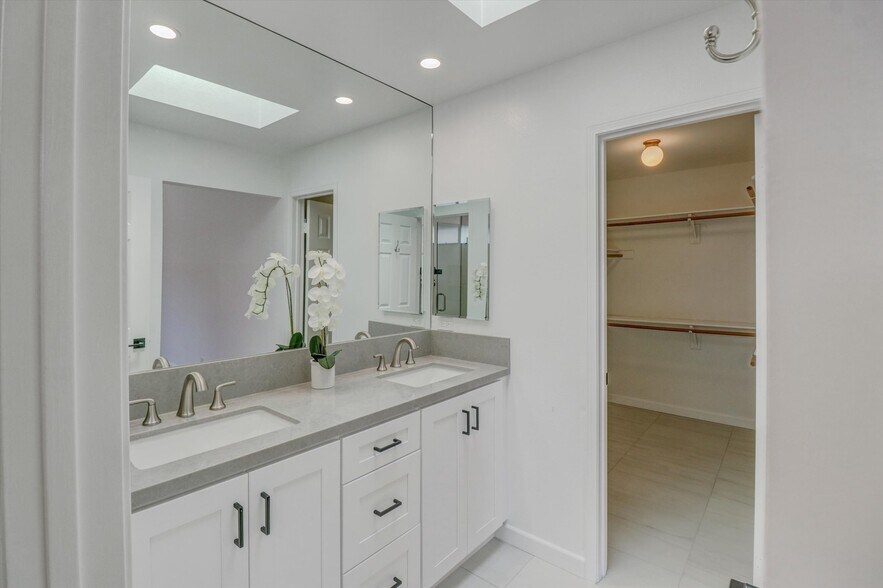 Building Photo - 2191 Canyon Dr