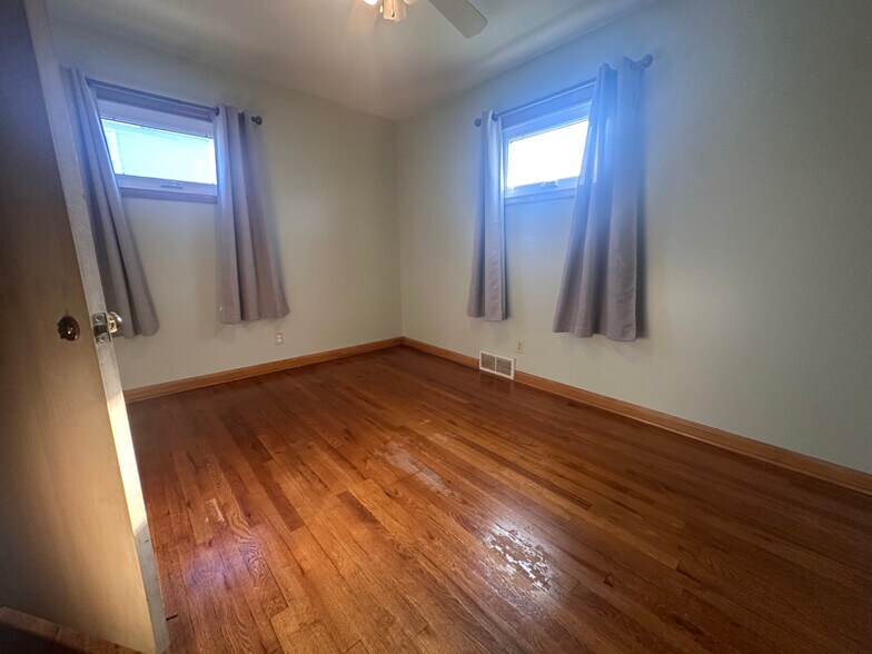 Building Photo - 8506 Izard St