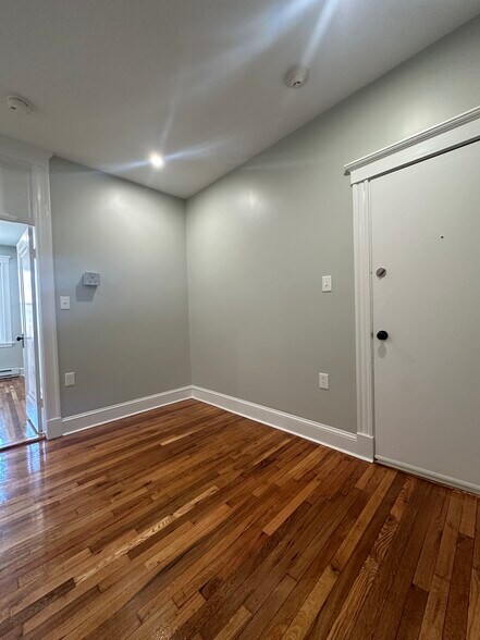 Building Photo - 73 Park Dr