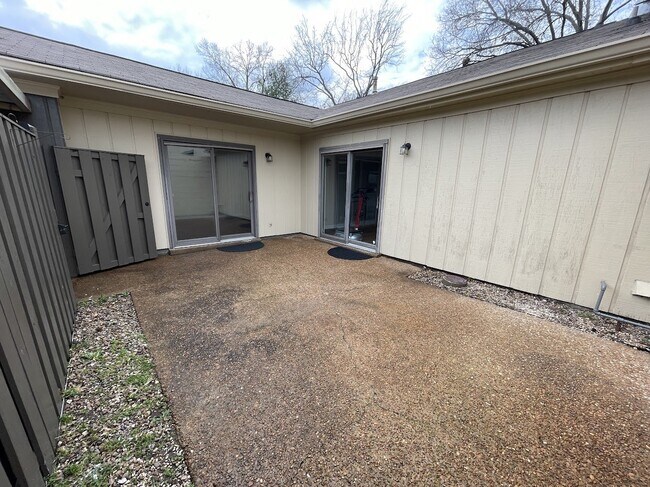 Building Photo - "Charming 3-Bed Townhouse with Cozy Fireplace in Prime Nashville Location – 1600 Sq Ft of Comfort!"