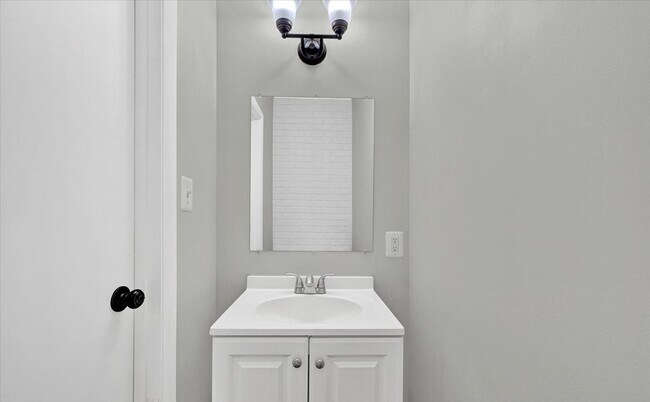 Building Photo - 210 N Glover St