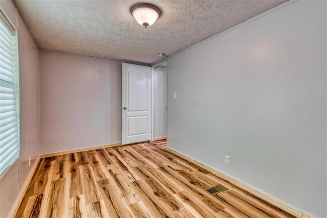 Building Photo - 3 Bedroom / 2 Bathroom Home in Russellville