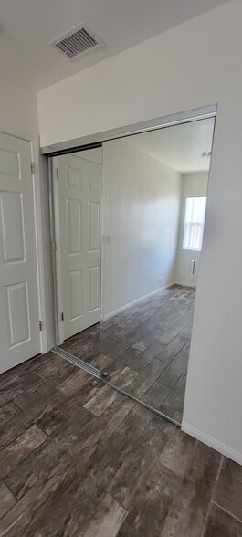 Building Photo - 204 W Duell St
