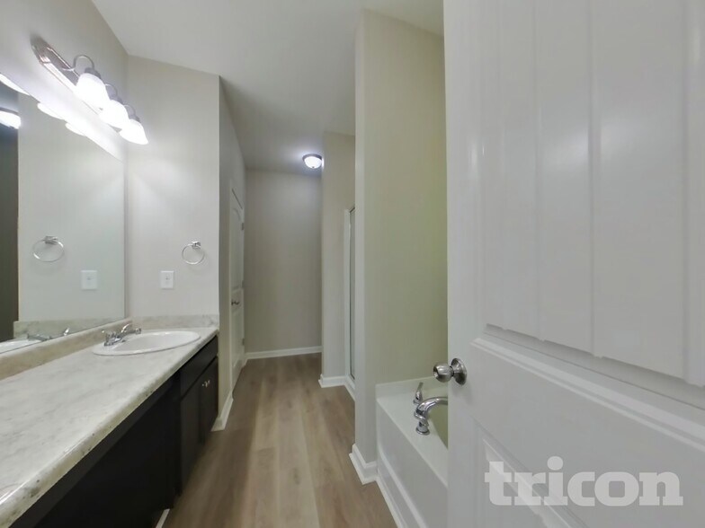 Building Photo - 347 Hawthorn Dr