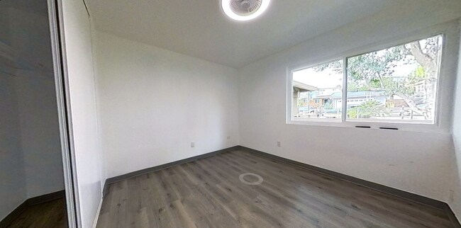Building Photo - Large Two Story 8 Bed 4 Bath Home Near Campus!!