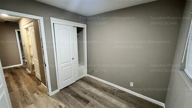 Building Photo - Spacious 3 bedroom, 2.5 bathroom townhome....