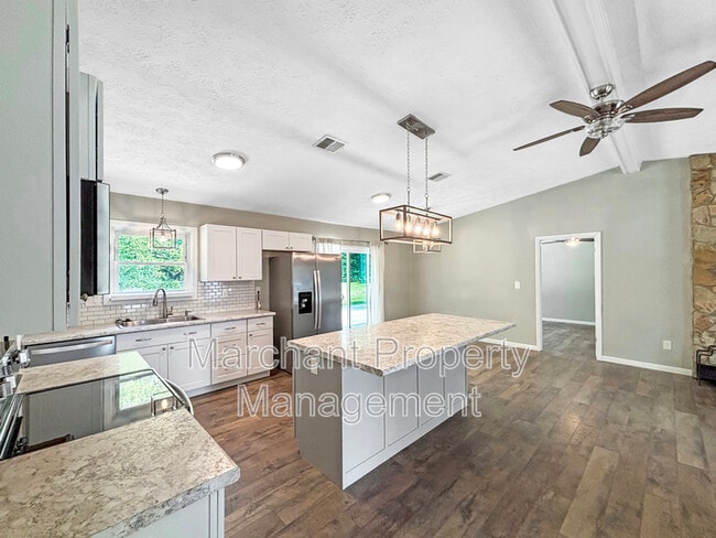 Building Photo - 5 Oak Hollow Ct