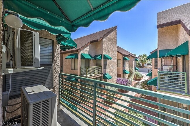 Building Photo - 460 Elm Dr