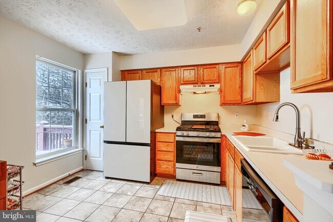 Building Photo - 10 Bluestem Ct