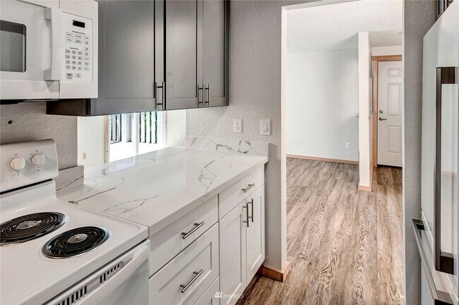 Building Photo - Burns 441 4 plex - North Bend
