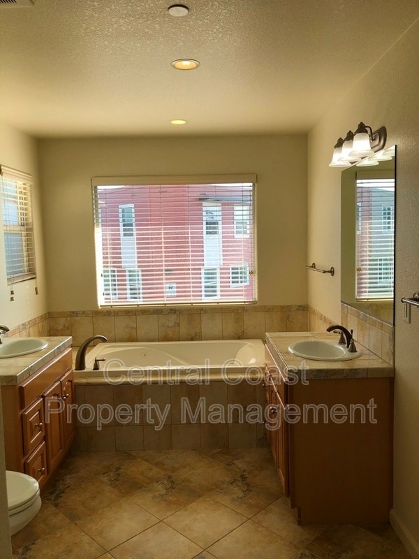 Building Photo - 10 Carmel Cir