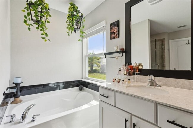 Building Photo - 300 Chinquapin Dr