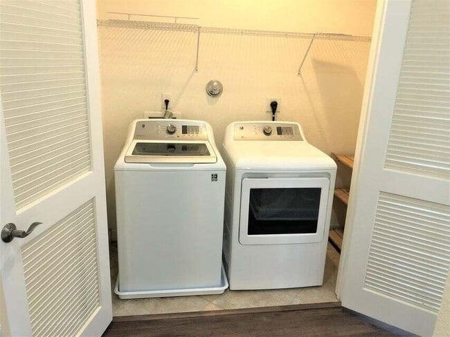 Building Photo - 433 Amador Ln