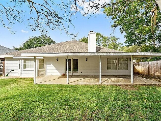 Building Photo - 9018 Martha's Dr