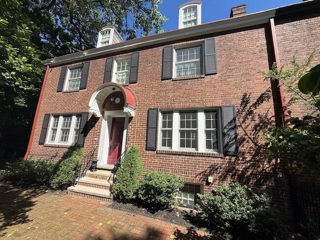 Building Photo - 506 Roslyn Pl