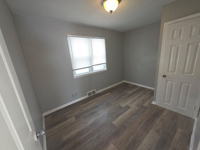 Building Photo - 7348 W Medford Ave