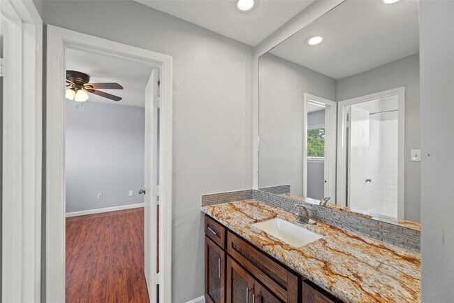 Building Photo - 11111 Midhurst Dr