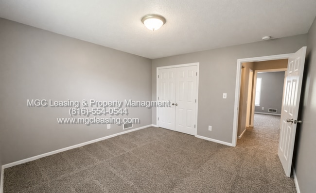 Building Photo - Raytown Duplex Available for Immediate Move-In