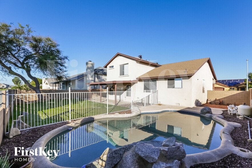 Building Photo - 8735 W Sierra Vista Dr