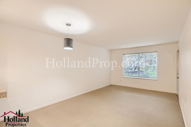 Building Photo - Charming 1-Bedroom Apartment in the Heart ...