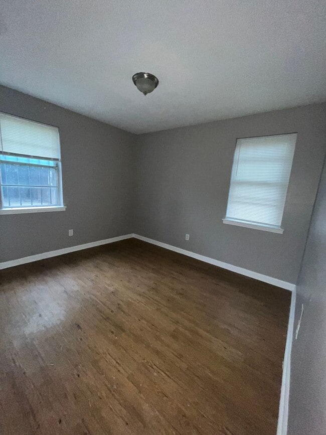 Building Photo - Renovated house in quite Neighborhood