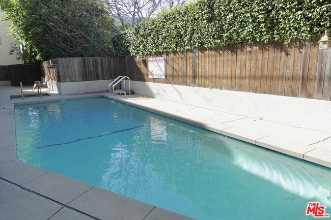 Building Photo - 723 Westmount Dr