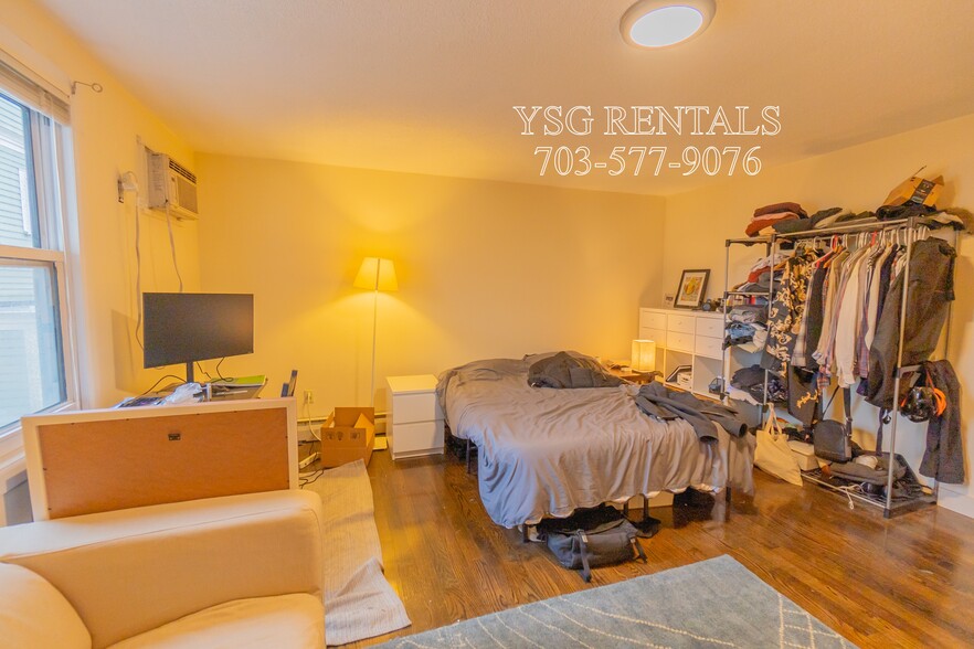 Building Photo - 260 Columbia St