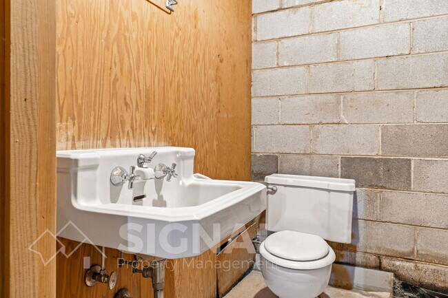 Building Photo - 4324 Warren Rd