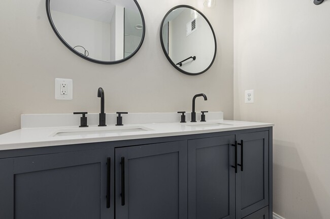Building Photo - Bright & Immaculate 2 Bed · 3 Bath