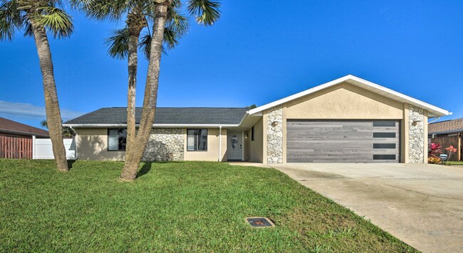 Building Photo - WALK TO THE BEACH! 4 bed, 2 bath, 2 car ga...