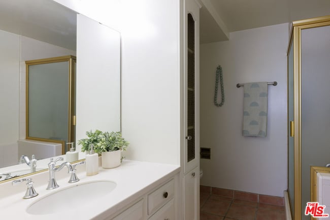 Building Photo - 6760 Hillpark Dr