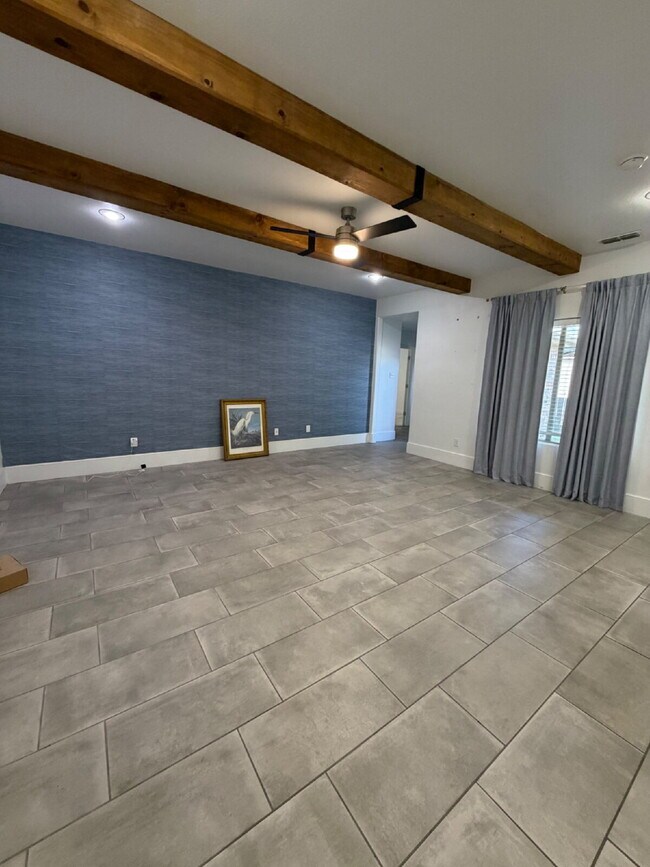 Building Photo - Spacious 3/2/2