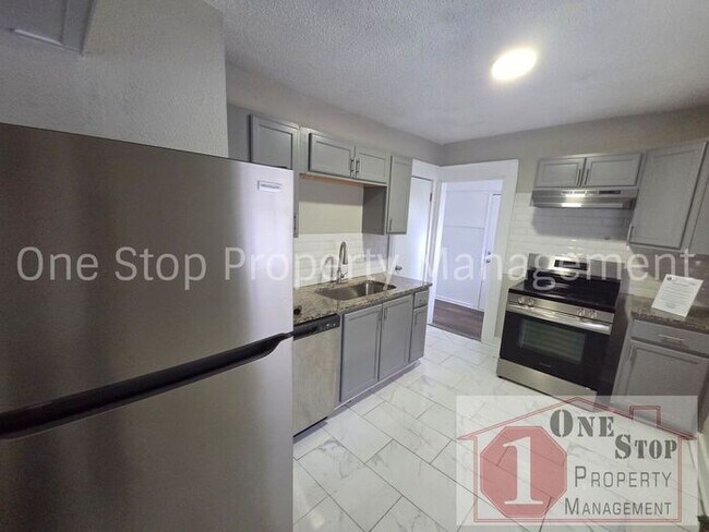 Building Photo - Beautiful 4 Bedroom 2 Bathroom in Kansas City!