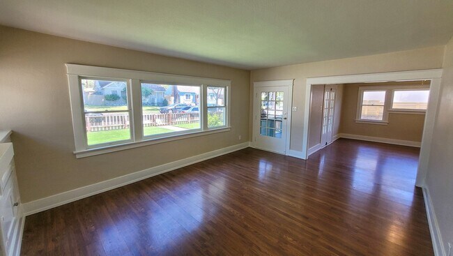 Building Photo - Vacancy at Whittier Duplex!