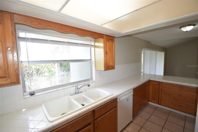 Building Photo - 1204 Honeytree Ln W