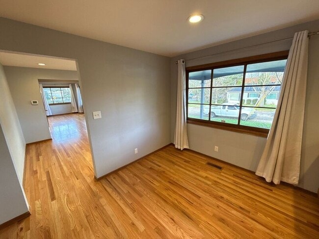 Building Photo - 610 Liberty St SE