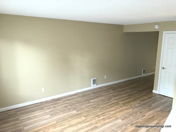 Building Photo - 19202 SE River Rd