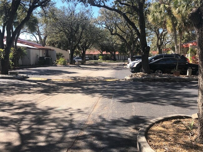 Building Photo - 6981 Greentree Ln