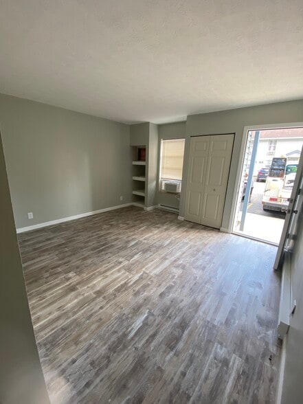 Building Photo - 307 Forest Ln