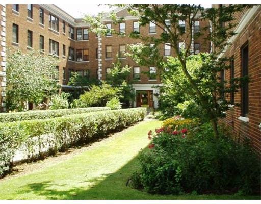 Building Photo - 66 Queensberry St