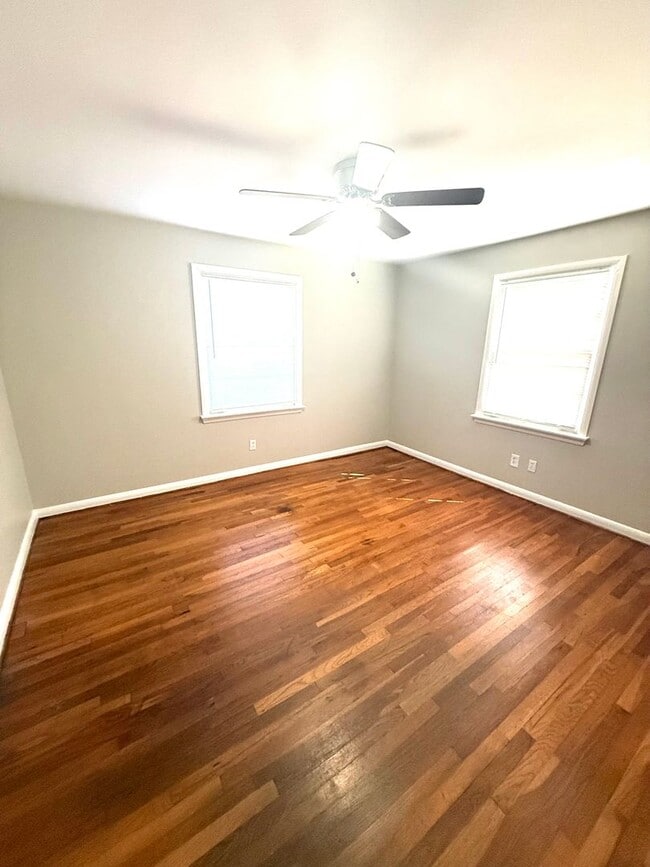 Building Photo - ** 3 Bed 1 Bath located in Morningview ** Call 334-366-9198 to schedule a self showing