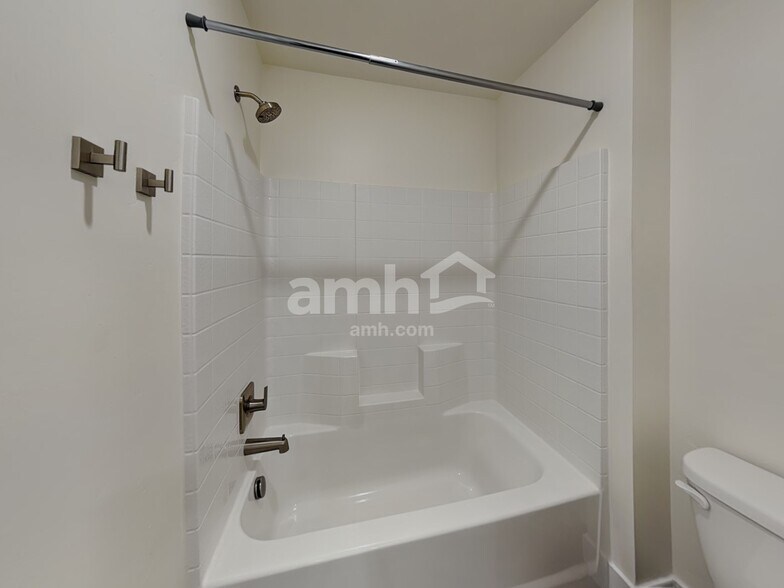 Building Photo - 749 S Rocker Ave