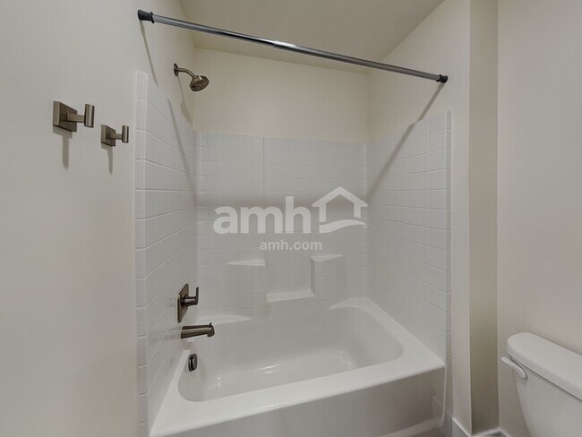 Building Photo - 749 S Rocker Ave