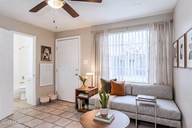 Building Photo - 302 W Flores St