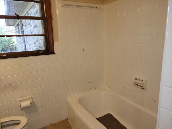 Building Photo - "Spacious 3-Bed Haven with Hardwood Floors in Huntsville – 2115 Sq Ft of Comfort!"