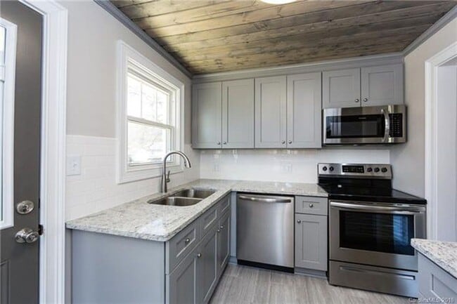 Building Photo - Must view this exquisite 3 bedroom 1 bath brick home. Within 2 miles from Uptown.