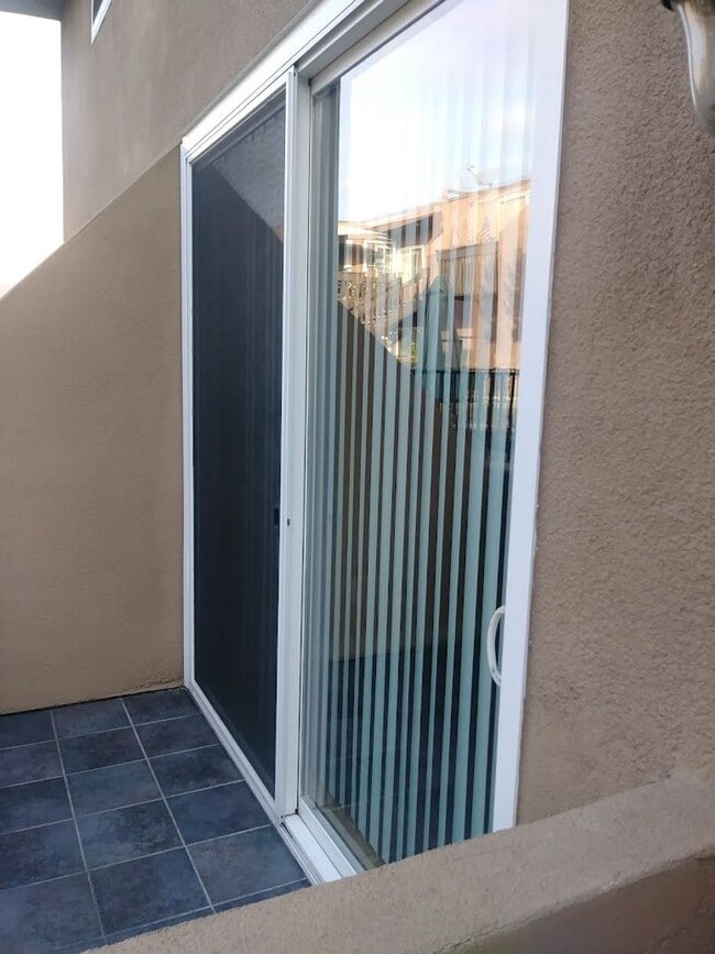 Building Photo - Spacious 2 Bedroom, 1.5 Bath Two-Story Townhome in Clairemont