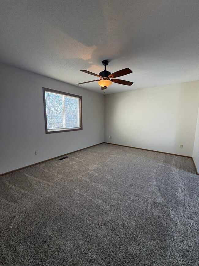 Building Photo - 3 BED | 2 BATH | SPLIT-FOYER HOME | RAPID VALLEY