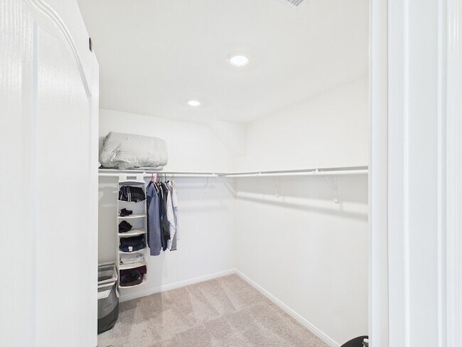 Building Photo - 15643 Fellswood Dr